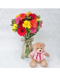 Florero con 24 gerberas de colores y un oso de peluche 